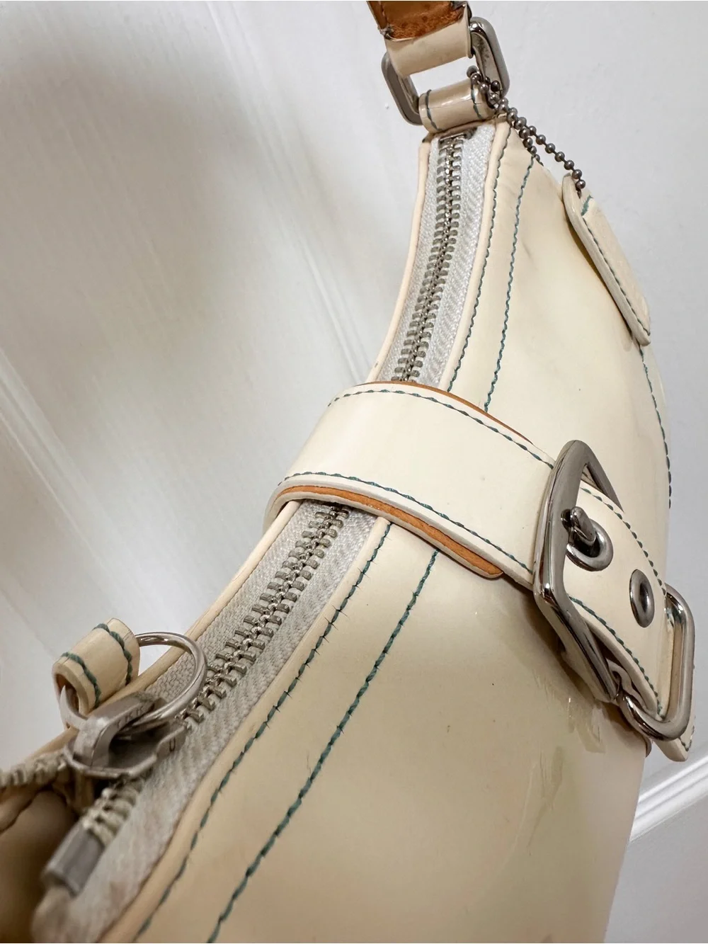 Coach Soho Patent Buckle Flap Shoulder Bag Ivory Patent Leather Vintage Y2K
